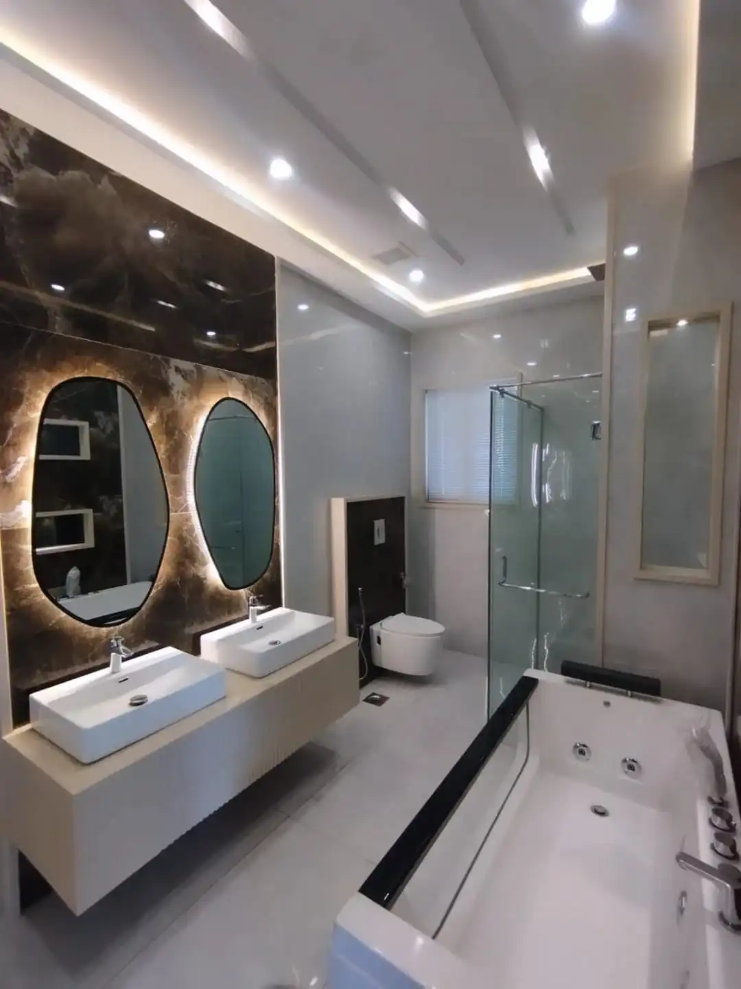5-Star Master Bathroom with Jacuzzi – 1 Kanal Signature Residence Lake City M3 Luxury master bathroom with double vanity jacuzzi tub glass shower and marble wall in 1 Kanal house Lake City