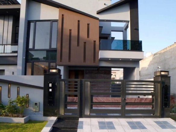 10 Marla Brand New House Available For Sale in Lake City